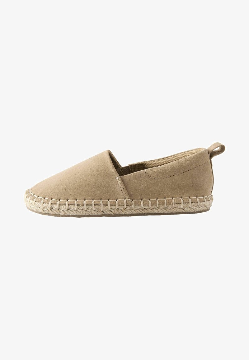 Beige Wildledersandale mit runder Spitze, elastischen Seiteneinsätzen und einer gewebten Jutesohle. Nahtdetails entlang der Kanten.