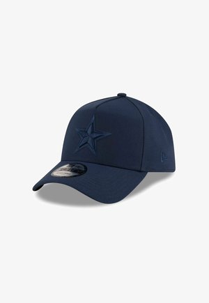 Casquette de baseball bleu marine avec un design structuré, arborant un emblème en forme d'étoile sur le devant et une fermeture ajustable. Tissu doux et texturé.