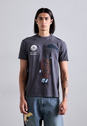 Kidsuper CIRQUE DU SOLEIL NO HEAD - Print T-shirt - washed black
