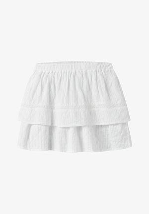 Mini-jupe blanche à volants avec une ceinture élastique et de fines rayures verticales dans la texture du tissu.