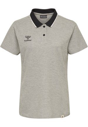 Jasnoszara koszulka polo z krótkim rękawem, czarnym kołnierzem, dwoma czarnymi guzikami i czarnym logo hummel na lewej piersi.
