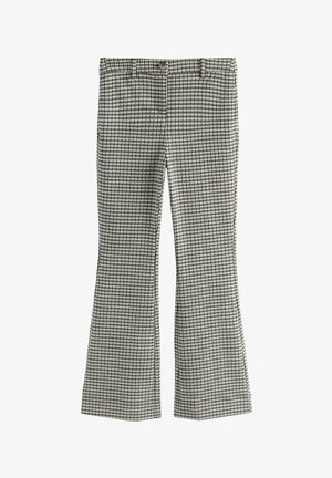 Pantalons évasés à carreaux noir et blanc en tissu lisse, avec une fermeture à bouton sur le devant et une coupe ajustée.