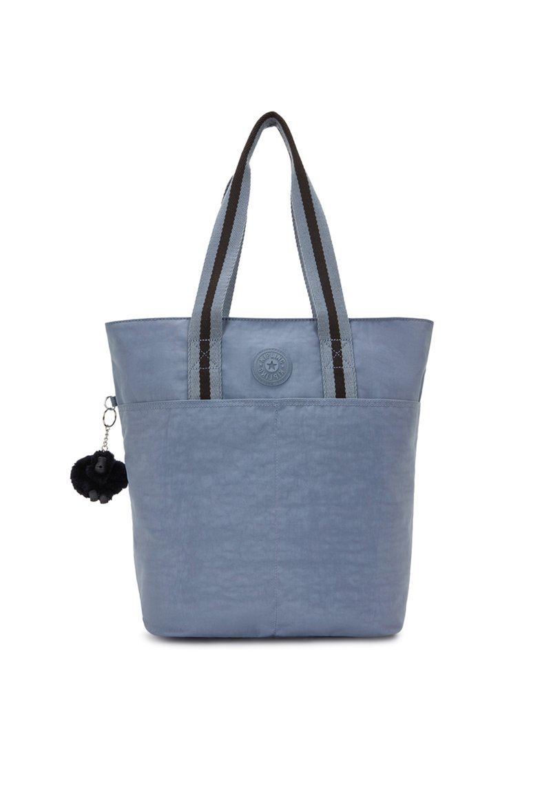 Borsa a tracolla azzurro chiaro con finitura testurizzata, caratterizzata da manici a righe nere e grigie, un bottone rotondo con logo e un accessorio pom-pom nero.