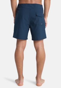 Στρατιωτικά μπλε μαγιό φτιαγμένα από ελαφρύ υλικό; διαθέτουν πίσω τσέπη με οπές αερισμού; λεία υφή και μήκος πάνω από το γόνατο.