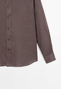 Braunes Button-Up-Hemd mit einem glatten, texturierten Stoff. Hat einen Spitzkragen, lange Ärmel und einen abgerundeten Saum mit fünf Knöpfen.