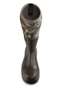 Brauner Gummistiefel mit einem Obermaterial im Tarnmuster, ausgestattet mit einer strukturierten Oberfläche, verstärktem Zehenbereich und Zuglasche für einfaches Anziehen.