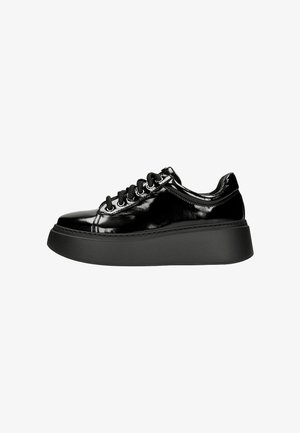 Sneaker platform nero lucido con suola spessa, lacci neri e occhielli in metallo, mostrata di lato su sfondo bianco.