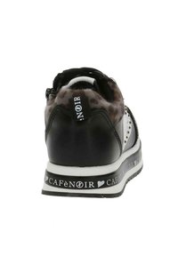 Sneaker bianco e nero con un retro in tessuto simile alla pelliccia, dettagli perforati e una suola con logo stampato. Collare imbottito per il comfort.