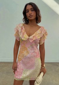 Φόρεμα κοντομάνικο με ρυτίδες στον λαιμό, που διαθέτει σχέδιο πανόραμα σε ροζ, πράσινο, πορτοκαλί και χρυσές αποχρώσεις. Λείο υλικό, εφαρμοστή σιλουέτα.