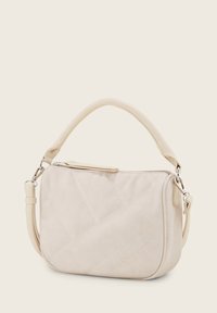 Sac à épaule beige en tissu texturé, avec un motif de couture diagonal, des accessoires en métal argenté et une bandoulière amovible.