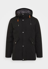 Svart huva parkajacka med frontknäppning, två sidofickor och kontrasterande dragsnören. Slät textur och hållbart material.