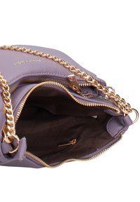 Borsa a tracolla in pelle lilla chiaro con ferrature dorate, tracolla a catena e scomparti con cerniera. L'interno è foderato con tessuto marrone stampato con il logo.