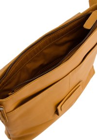 Leder-Messenger-Tasche in goldbraun mit einem Hauptreißverschlussfach und einer äußeren Einschubtasche. Glatte Textur und minimalistisches Design.