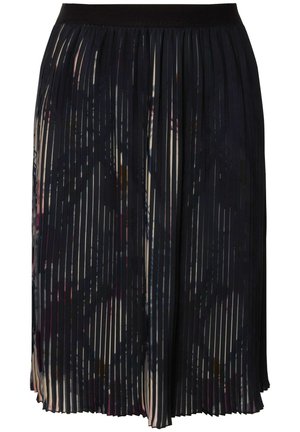 Plisowana spódnica midi z ciemnego materiału z abstrakcyjnym nadrukiem, z czarną elastyczną talią i różnorodnymi wzorami pasków na powierzchni.