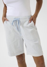 Ljusblå och gula randiga shorts med elastisk midja och dragsko, med sidofickor och avslappnad passform.