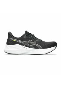 Zwarte hardloopschoen met witte zool, zwarte veters en wit ASICS-logo aan de zijkant, met "Amplifoam+" dempingszool.