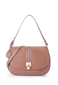 Borsa a tracolla rosa blush realizzata in suede e pelle, con chiusura a patta, accessori in oro e un medaglione decorativo con il logo sulla tracolla.