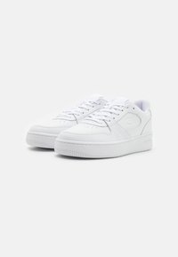 Hvite lær sneakers med en teksturert overflate, rund tå, perforeringer for pusteevne, flate skolisser og gummisåle.