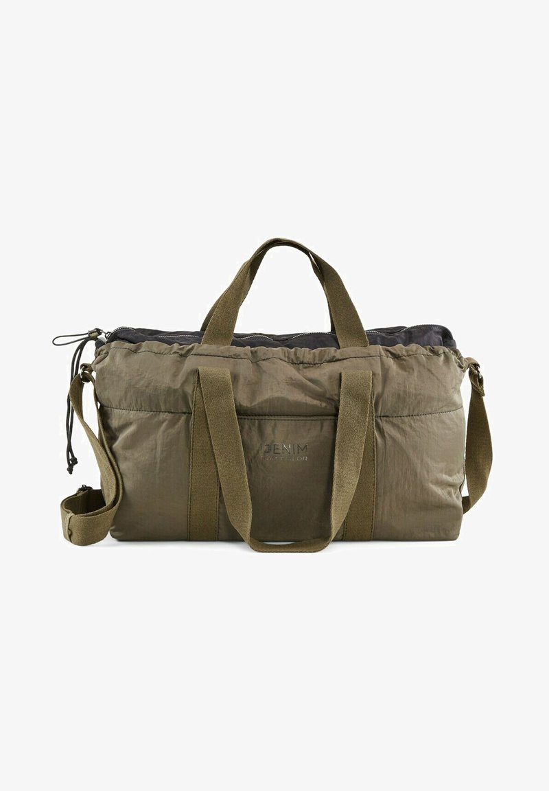 Bolsa de deporte de nylon verde oliva con asas dobles, correa de hombro ajustable, cierre con cremallera y logo "DENIM" en el frente. Material texturizado y duradero.