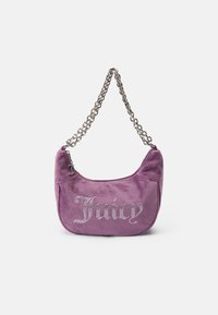 Vijolična semiš torba z srebrnim verižnim pasom, ki na sprednji strani nosi napis "Juicy" iz rhinestones. Ima ukrivljeno obliko z zadrgo na vrhu.