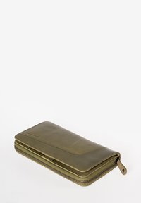 Olivgrünes Lederportemonnaie mit glatter Oberfläche, Reißverschluss und rechteckiger Form. Verfügt über eine Vordertasche und eine Nahtdetails.