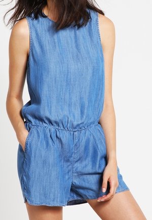 Ogrodniczki z denimu w jasnoniebieskim kolorze, bez rękawów, z elastycznym pasem i bocznymi kieszeniami. Gładka tekstura i luźny krój.