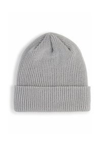 Grå strikket beanie med ribbet tekstur og folded cuff. Den har en traditionel, rund form og er lavet af blødt, varmt materiale.