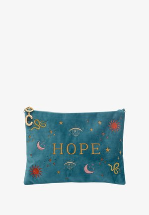 Sacchetto in camoscio turchese con la scritta ricamata "HOPE", motivi celestiali e cursore della cerniera in metallo dorato. Presenta disegni di sole, luna e occhio.