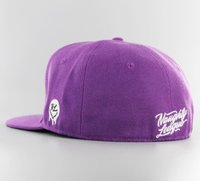 Violetti baseball-lippalakki, joka on valmistettu kankaasta ja jossa on valkoisia brodeerattuja logoja: pyöreä muotoilu ja "Naughty League" sivussa. Litistetty lanka.