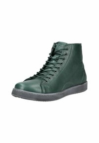 Baskets montantes en cuir vert foncé avec des lacets noirs et une épaisse semelle en gomme noire, présentées sur un fond blanc.