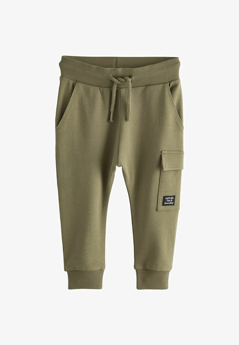 Jogging in verde oliva realizzati in morbida miscela di cotone, dotati di cintura elasticizzata, cordino regolabile, tasche laterali e taschino sulla gamba.