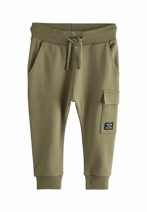 Oljčno zelene športne hlače z rebrastim pasom, vrvico, stranskimi žepi in tovorim žepom z črno etiketo s tekstom.