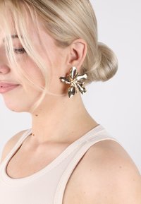 TRISA Accessoires STATEMENT EARRINGS - Orecchini - gold-colored