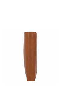 Braune Leder-Clutch mit glatter Textur, rechteckiger Form und sauber genähten Kanten. Verfügt über ein minimalistisches Design ohne sichtbare Beschläge.