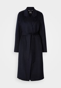 Casaco de lã azul marinho escuro com cintura cingida, gola com corte, mangas longas e bainha de comprimento médio. Textura suave, design minimalista, sem padrões visíveis.
