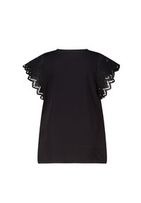 Haut noir à manches courtes avec des manches en dentelle et un col arrondi. Tissu lisse avec une coupe décontractée.