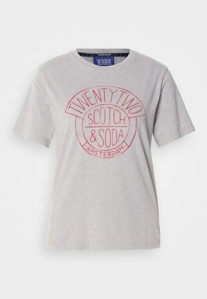 Lys grå bomullst-skjorte med rund hals, korte ermer og et rødt grafisk trykk med teksten "TWENTY TWO SCOTCH & SODA AMSTERDAM."