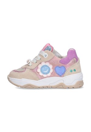 Kindersneaker met beige, roze en paarse suède, glitteraccenten, witte veters, en decoratieve bloem- en hartvormige patches aan de zijkant.
