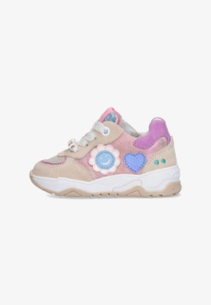 Kindersneaker met beige, roze en paarse suède, glitteraccenten, witte veters, en decoratieve bloem- en hartvormige patches aan de zijkant.