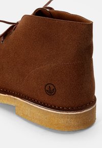 Clarks Originals DESERT - Botins de atacadores - brown