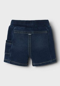 Bermudas de mezclilla de tono azul oscuro, con cintura elástica y bolsillo lateral. Presentan costuras en amarillo y una etiqueta en la parte trasera.