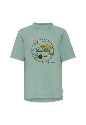 Lichtgroen T-shirt met korte mouwen en een ronde berglandschap, zon, huizen en fietsafbeelding op de voorkant, Vaude merklogo eronder.