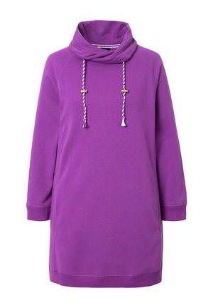 Lilla sweatshirt kjole med cowl neck, som har en snor med trædetaljer, lange ærmer og sidelommer. Blødt stoftekstur.