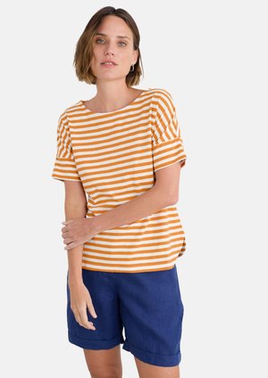 Stribet t-shirt i orange og hvid, med korte ærmer og en bred halsudskæring. Sammen med blå linnedshorts, der har en afslappet pasform.