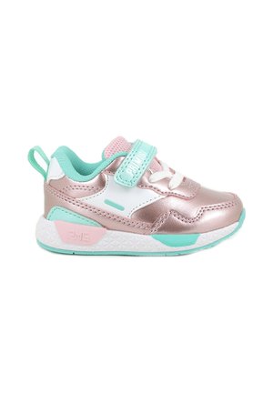 Sneaker per bambini metallici rosa e turchese con dettagli in mesh, lacci bianchi, colletto imbottito e cinturino regolabile per un fit sicuro.