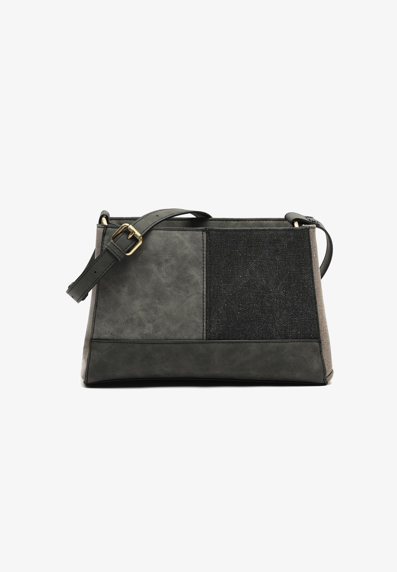 Borsa grigia con un mix di pelle testurizzata e tessuto simile al denim, caratterizzata da una forma rettangolare, tracolla regolabile e dettagli in oro.