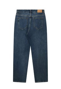 Donkerblauwe denim jeans met een recht aanwerp, vijf zakken en een tan leren patch op de achterste tailleband.