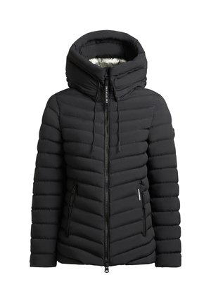 Chaqueta de plumas negra con cuello alto, capucha, diseño acolchado horizontal, cremallera frontal y dos bolsillos laterales. Forro de felpa visible en el interior.