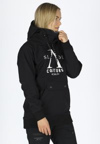 Felpa nera con cappuccio e coulisse, grafica con logo, tasca a marsupio e polsini a coste. Realizzata in materiale liscio ed elasticizzato.