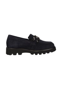 Chaussure à enfiler en daim bleu marine foncé avec une semelle basse et épaisse en caoutchouc, et un détail décoratif en boucle métallique sur le dessus.